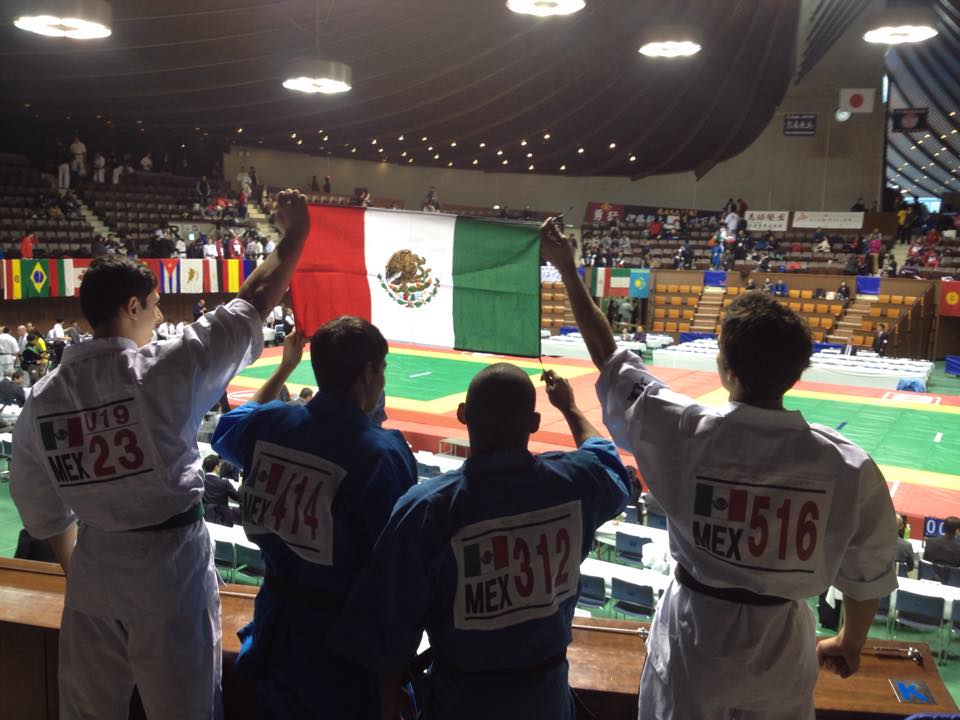 La delegación mexicana de Kudo ondea la bandera de México en el IV Campeonato Mundial en Japón, 2014
