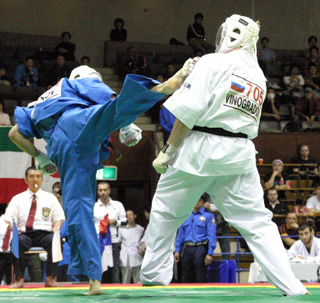 Competidor de Kudo conectando una patada voladora en un campeonato mundial