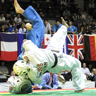 Proyección de judo ejecutada durante un combate de Kudo en un campeonato mundial